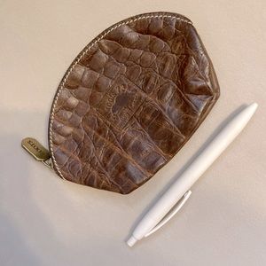 ✨3 for 15✨ Roots Leather Pouch🦫